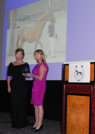 Suzanne accepting "Wendy's" award from Horse and Hound's Editor Lucy Higginson